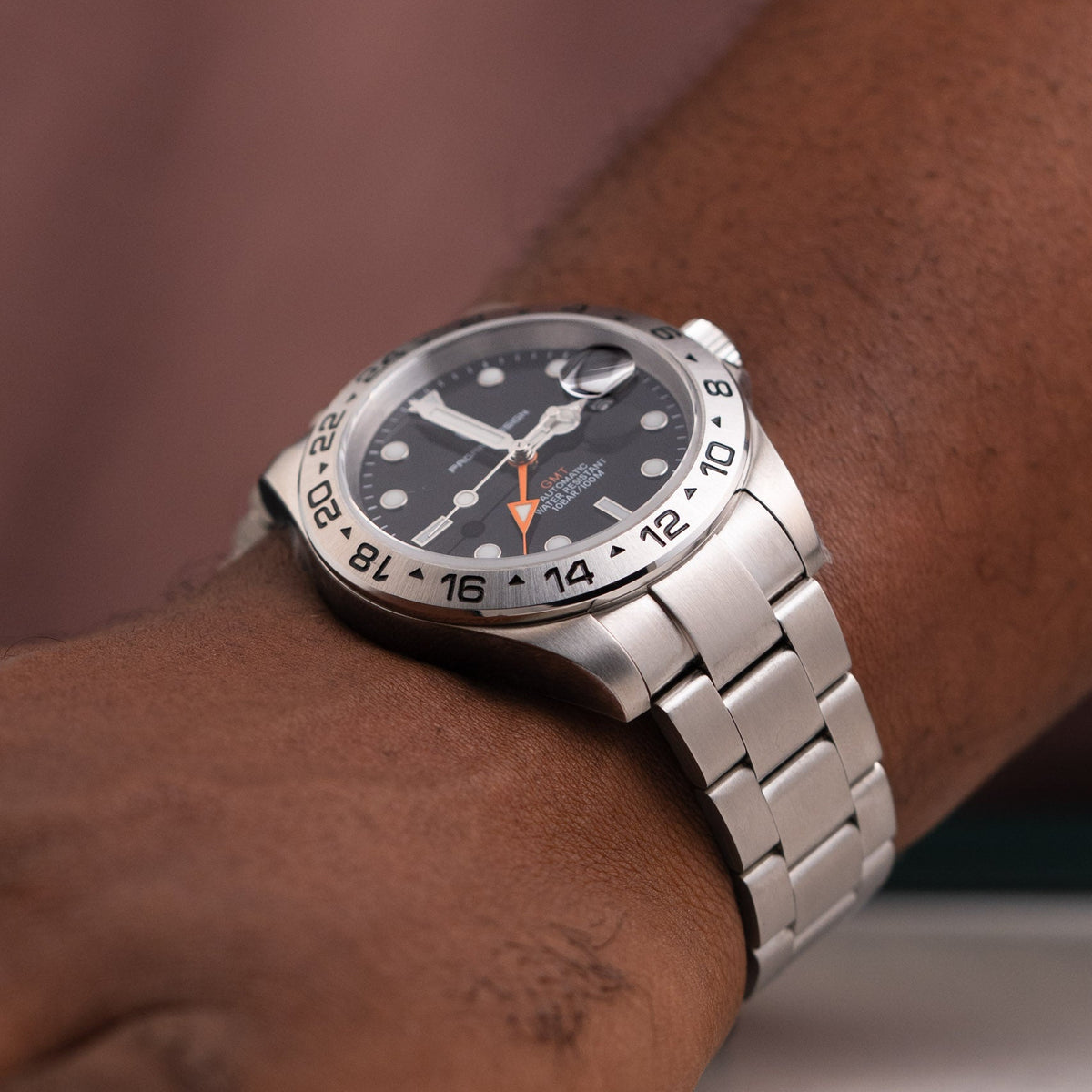Montre homme argentée fond noir
