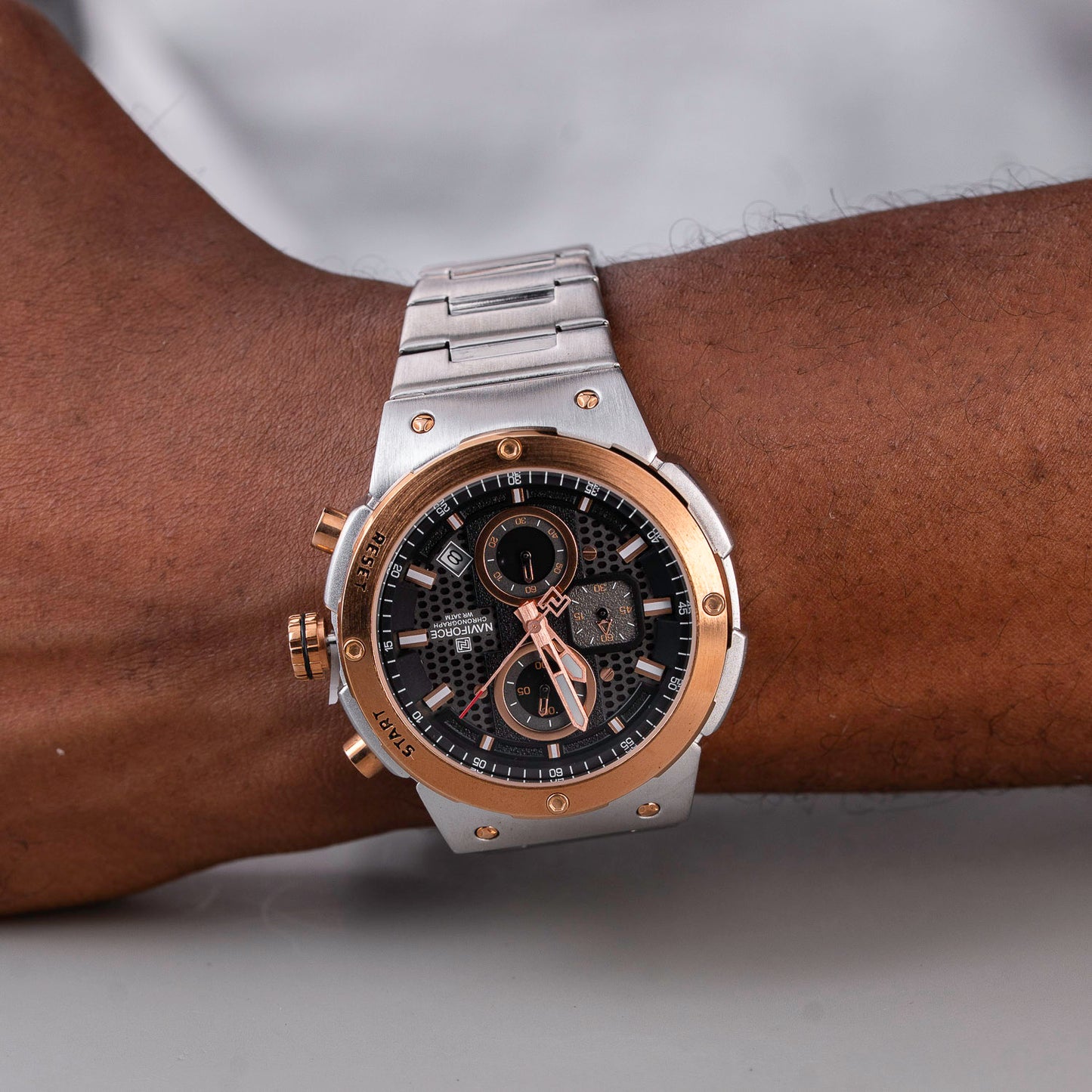 Montre homme argentée fond noir