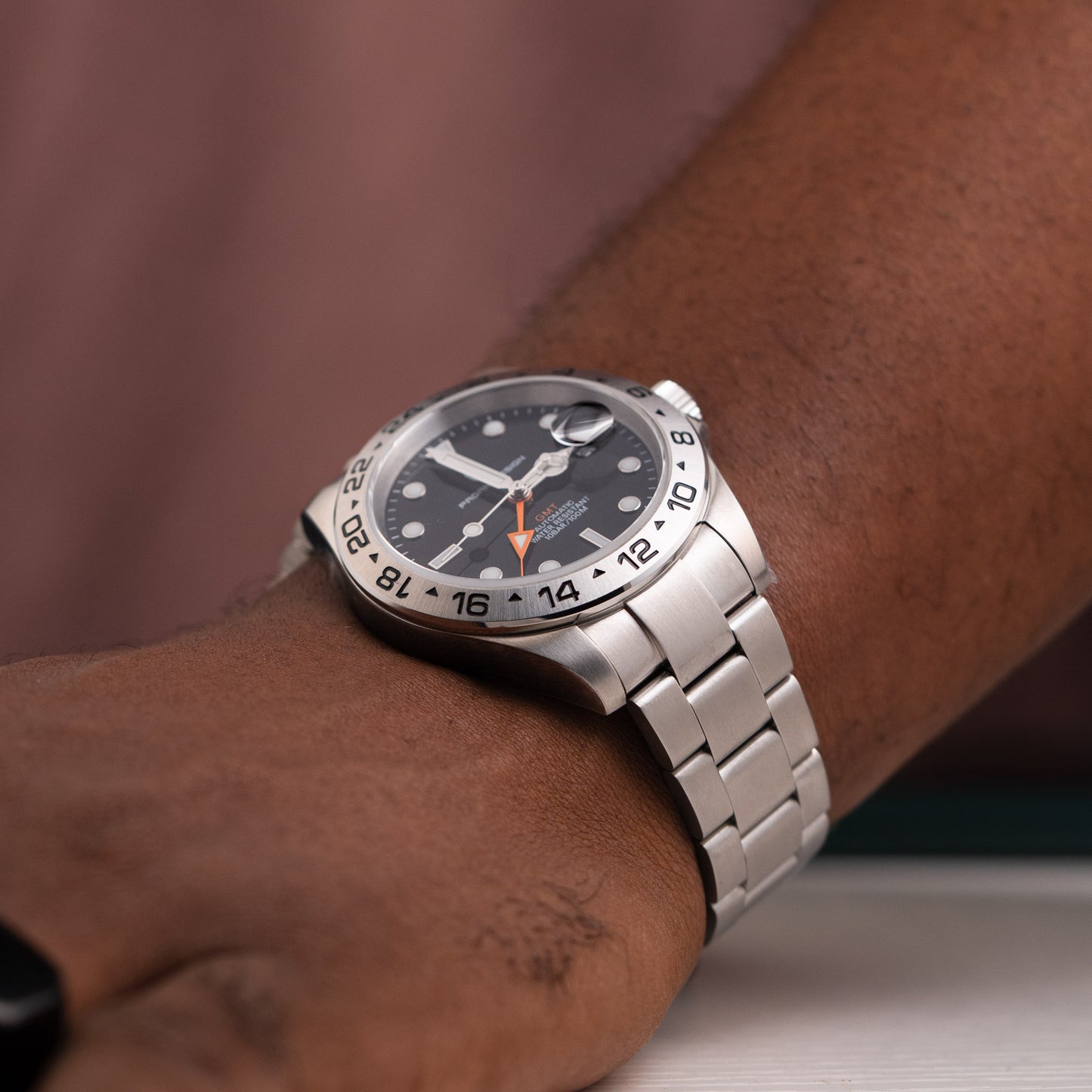 Montre homme argentée fond noir