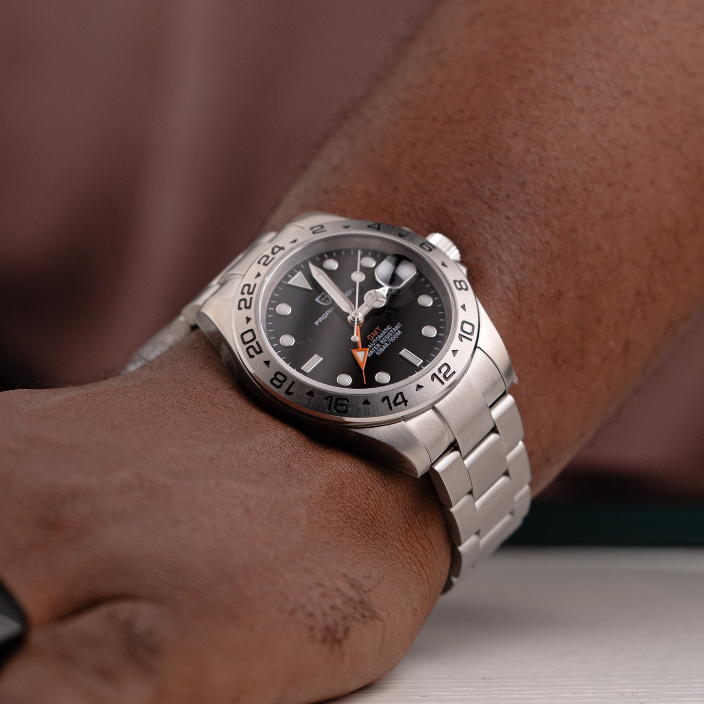 Montre homme argentée fond noir