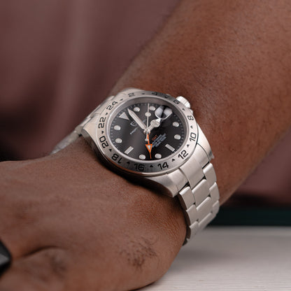 Montre homme argentée fond noir