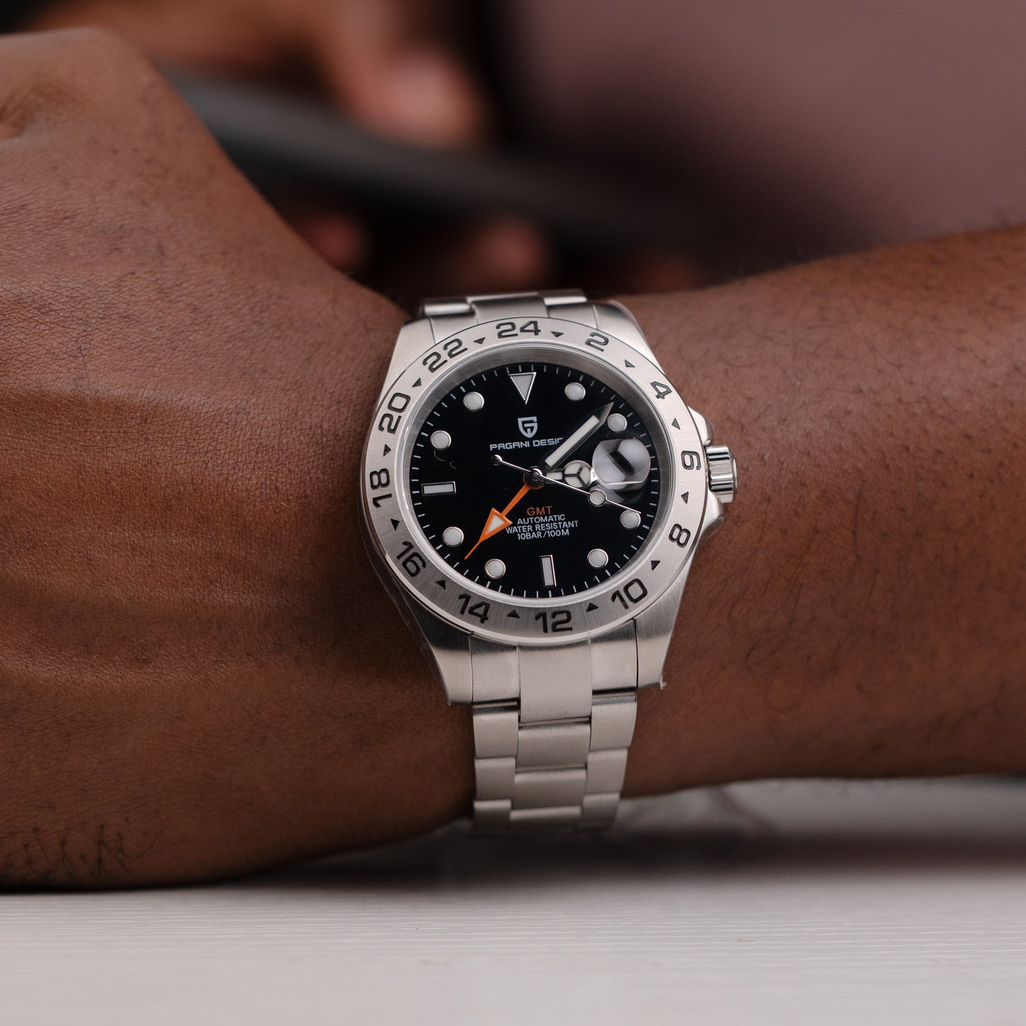 Montre homme argentée fond noir