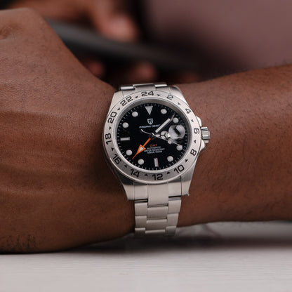 Montre homme argentée fond noir