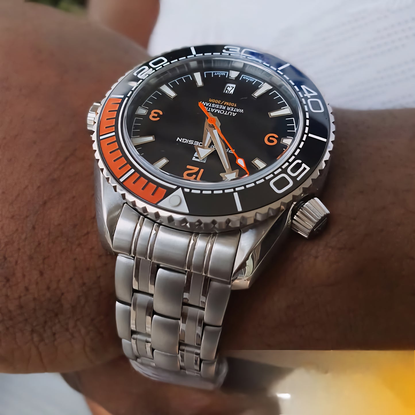 Montre homme argentée fond noir