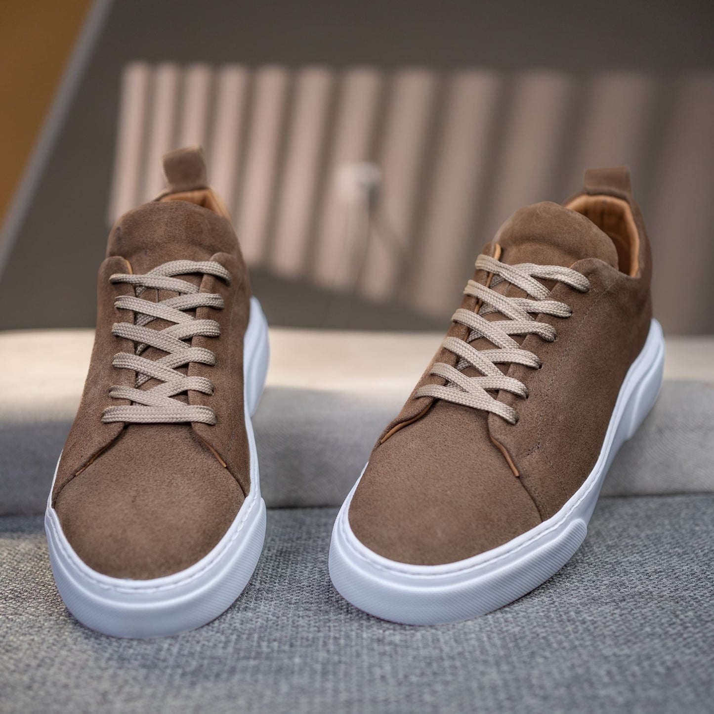 Basket classique en daim beige